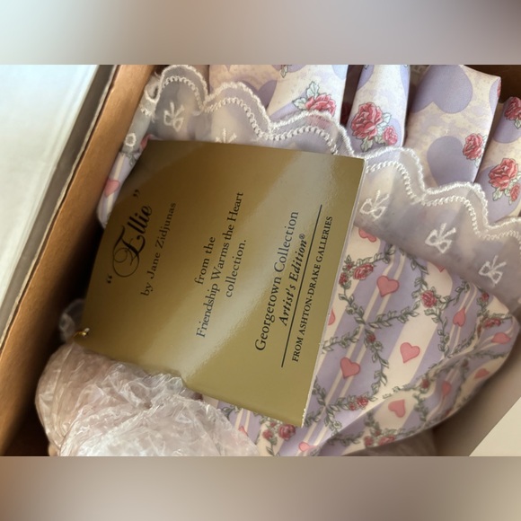 Ashton-Drake Georgetown
Collection Porcelain Doll - Ellie by
Jane Zidjunas - Picture 9 of 12